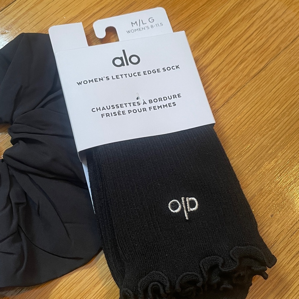 NWT New with Tags ALO Yoga Women’s Socks and Scrunchie Set - Picture 3 of 3